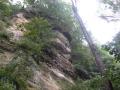 顔のある化石の崖