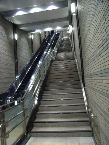 新御徒町駅の階段