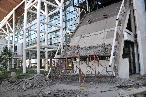 完全に倒壊したサンチアゴ空港の渡り廊下2