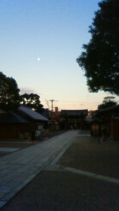 壬生寺の月