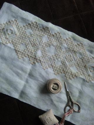TAN BUTTONHOLED DOILY その２