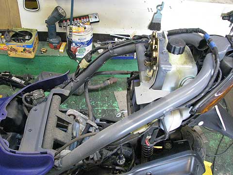 ライブディオのボディカバーの外し方 原付バイクの修理＆交換方法入門 