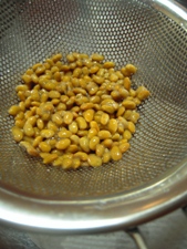 納豆はさっと洗ってぬめりをとってから炒めます