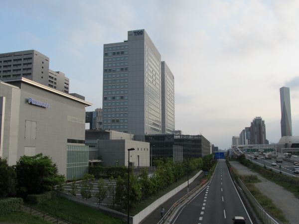 国際展示場駅西側のコロシアムブリッジから東京テレポート駅方面を見る。りんかい線のトンネルは道路左側の地下を通る。