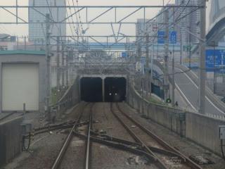 下り列車の前面展望。両側のよう壁がせり上がりそのままトンネルへ突入する。