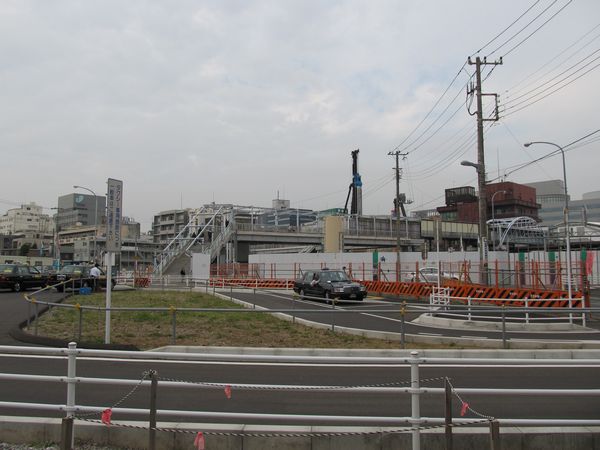 再開発ビルの建設が開始された西口。画面中央の歩道橋の周囲にビル3棟が建つ。
