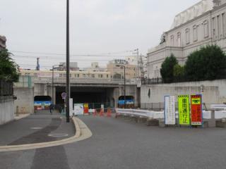 未開通のため放置されている市道千葉港黒砂台線と京成千葉線の交差部分。