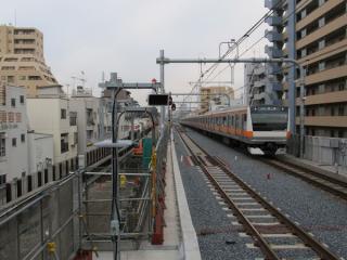 東京方は将来国立支線へ接続する直進部分を本線として利用。