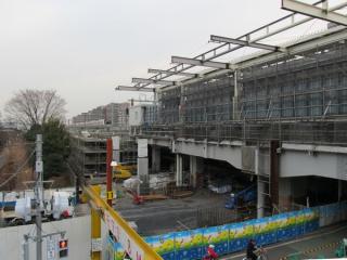 武蔵小金井駅前の歩道橋から工事中の上り本線（4番線）の東京方を見る。