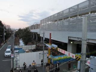 駅の外から見た武蔵小金井駅。4番線の高架橋完成に伴い、北側の壁面も完成した。