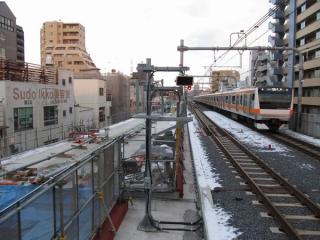 ホーム端から東京方面を見る。左の地上線跡では3番線（上り本線）の高架橋建設が進む。