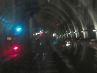 大崎方面行き列車の前面展望。立坑手前でトンネルがV字に窪んでいる。
