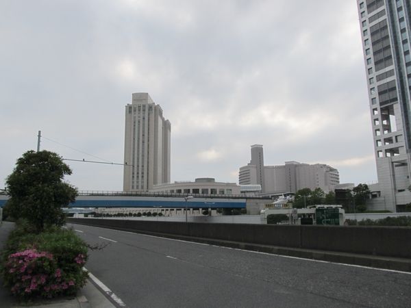 りんかい線は正面のホテルグランパシフィックLE DAIBAの下を横切って東京港の海底トンネルへ向かう。