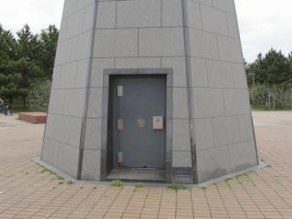 塔の海側にある扉。南京錠が幾つも掛けられており、非常口として使うことは考えられていないようだ。