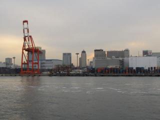 東京港の船上から品川埠頭を見る。クレーンの右下付近の海底にトンネルがある。
