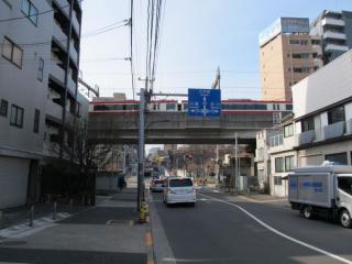 京急本線と交差。