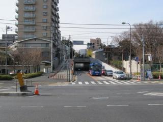第一京浜と交差する南品川三丁目交差点から仙台坂トンネルを見る。