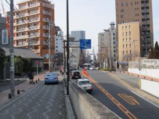 仙台坂トンネルが地上に出る地点。左端に見える木造の建物は仙台味噌醸造所。