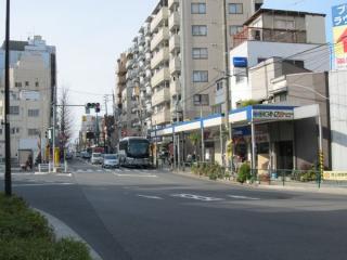 都道421号線池上通りと交差する仙台坂上交差点。