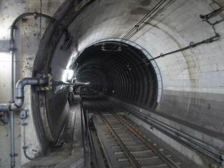 天王洲アイル駅の端から見た東品川トンネル上り線。東品川橋直下のためダクタイルセグメントである。