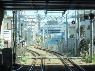 横浜新道の先にある地上・高架の接続地点。仮線のため、線路はS字に急カーブしている。