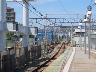 星川駅ホームから海老名方面を見る。