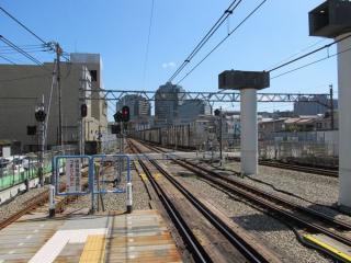 星川駅ホームから横浜方面を見る。