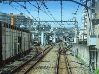 上り列車の後部から星川駅構内を見る。