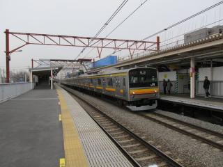 南多摩駅のホームと停車中の立川行き205系電車。
