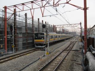 発車した立川行き電車。上下線の間に引き上げ線がある。
