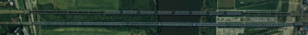 1989年の常磐線利根川橋梁の航空写真。上側の橋梁が架け替え対象の快速線。右が取手駅方向