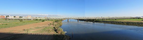 北側を通る国道6号線大利根橋から見た常磐線利根川橋梁
