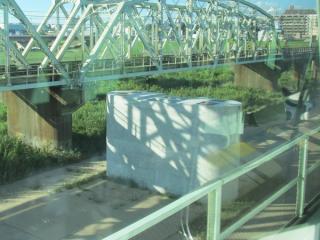 緩行線の列車内から見た橋脚