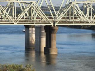 大利根橋から見た橋脚。中央が新橋梁の物で、奥の緩行線と物と同一線上にあることがわかる。
