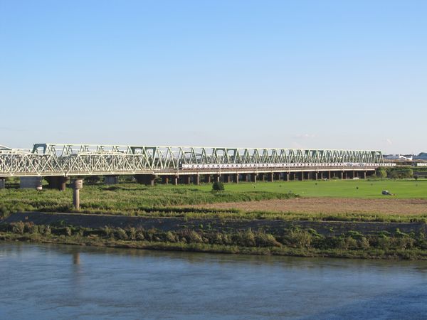 国道6号線大利根橋から架設が完了した上野方のトラス橋を見る。手前のE531系は上り列車。