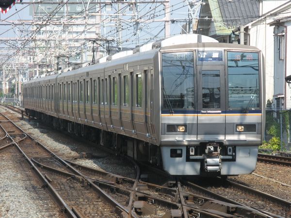 JR神戸線を走行中の207系