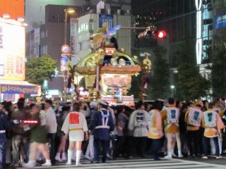 2011年10月30日に行われた東日本大震災復興鎮災祈願神輿渡御祭で中央通りを練り歩く神輿。