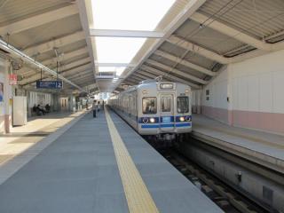 梅屋敷駅の上り（高架）ホーム。大森町駅と同様高架化完成時から変化はない。