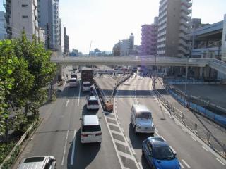 第一京浜には将来駅舎とロータリーを接続する歩道橋が建設された