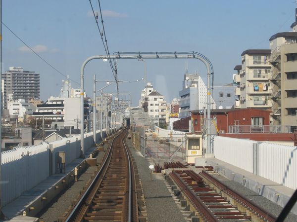 下り線の取り付け高架の建設が進む京急蒲田駅横浜方。