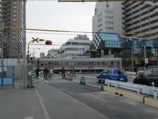 国領駅西側にあった狛江通りの踏切。
