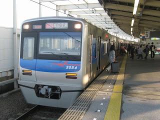 羽田～成田を直通する「アクセス特急」に充当される京成3050形。