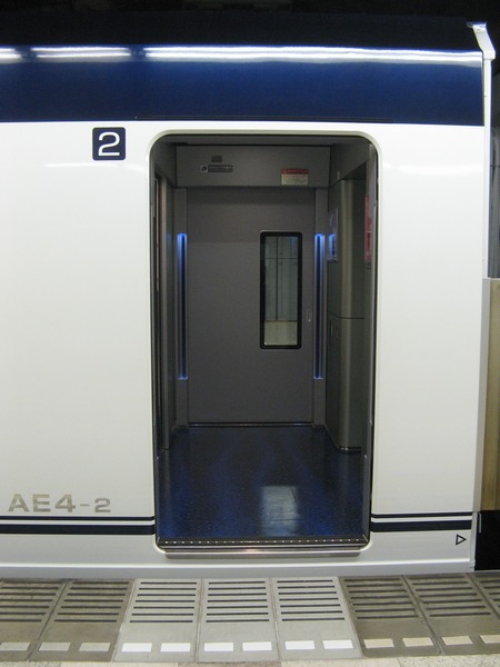 AE形の乗降ドアとデッキ