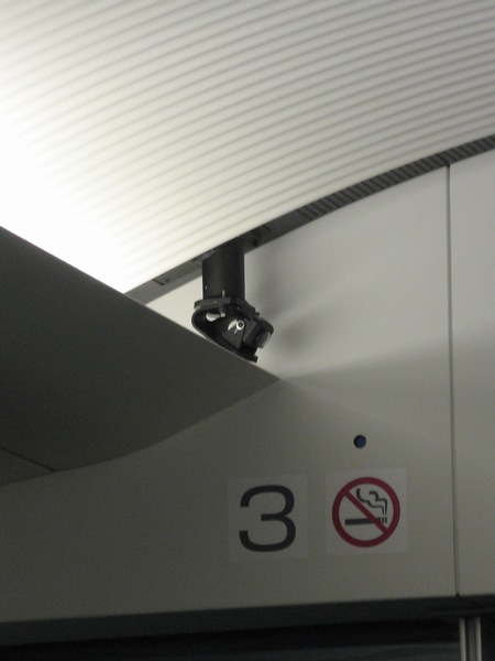 荷物置き場の天井には盗難防止のため防犯カメラが設置されている