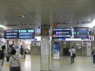 改札内にある発車標は成田スカイアクセス線開業に合わせて全て液晶ディスプレイに交換された。