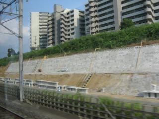 千葉ニュータウン内は成田新幹線と並走する予定だった掘割の中を走る。