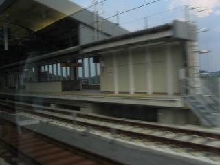 成田湯川駅を160km/hで通過。