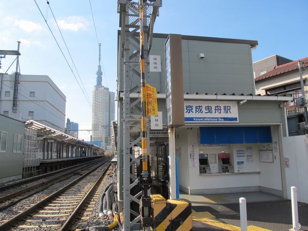 上下線とも仮線化された京成曳舟駅。遠方には東京スカイツリー。