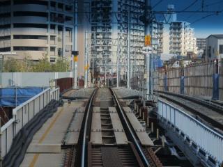 下り列車の前面展望。手前のプレートガーター橋の下は東武亀戸線。