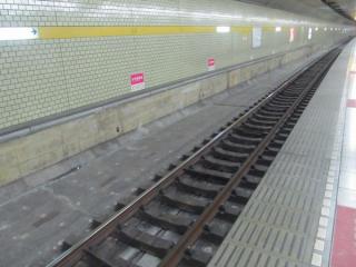 千川駅構内の床には線路の移設準備らしき穴が見られた。